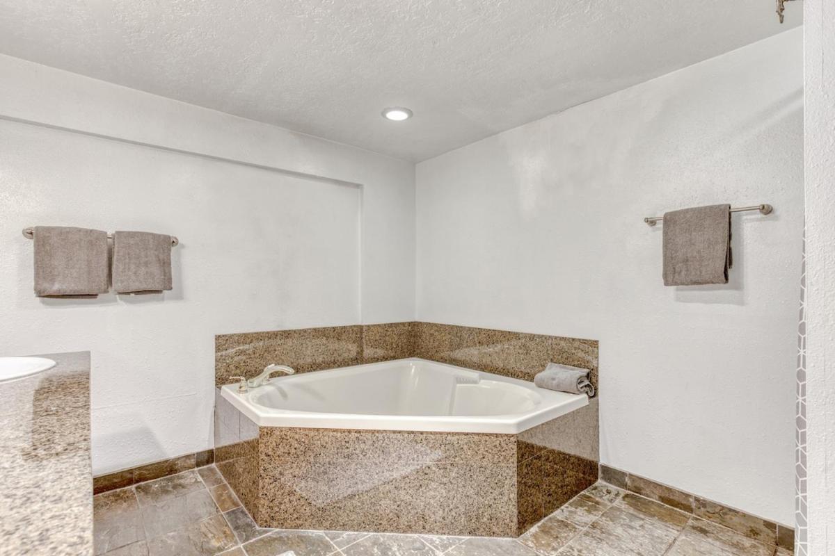 Great Blue Lodge - Spacious Ski Lodge, Hot Tub, Sauna, Game Room & More Government Camp Bagian luar foto